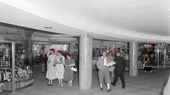 Opernpassage nach der Baustelle 1955 – Detektierte Personen markiert durch Bounding-Boxes, Identifikation von Gesichtsmerkmalen, keine Gesichtserkennung, sondern nur Detektion